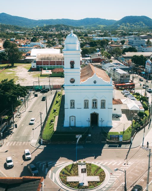 Vista aérea da Igreja Matriz e do centro de Maricá