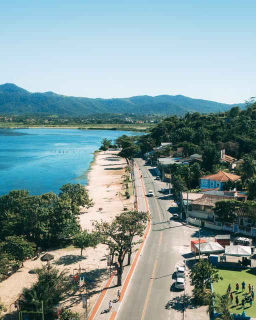 Vista aérea da orla e da lagoa de Maricá